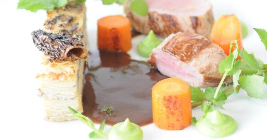 Carré de veau juste rosé, gratin de morilles, carotte caramélisée au sautoir